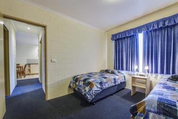 هتل Allambi Holiday Apartments