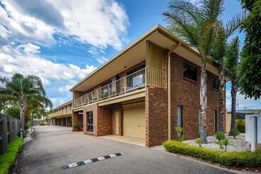 هتل Allambi Holiday Apartments