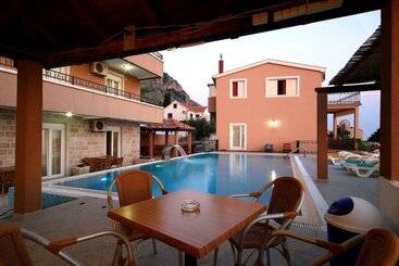 هتل Apartments Djurasevic