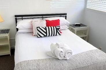 هتل Canberra Short Term & Holiday Accommodation