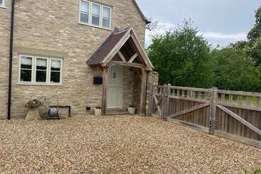 تختخواب و صبحانه Field End House Strawberry Lane Meysey Hampton