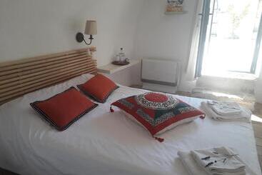 Пансион Une Nuit Au Village   Chambre D Hôtes De Charme