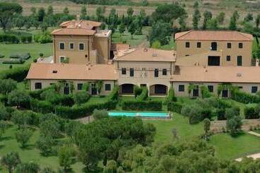 פונדק Casale Di Tormaggiore Villa And Country Suites