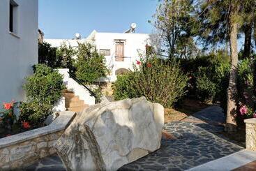 هتل Alianthos Suites