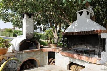 هتل Alianthos Suites
