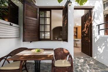 هتل Alianthos Suites