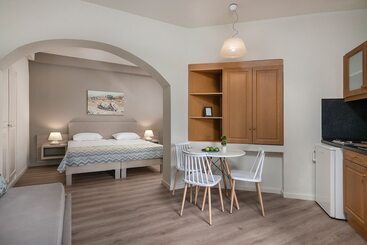 هتل Alianthos Suites