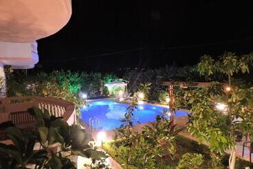 هتل Golden Rose Suites
