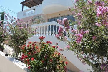 هتل Golden Rose Suites
