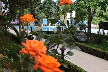 هتل Golden Rose Suites