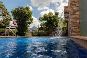 هتل Courtyard By Marriott San Salvador