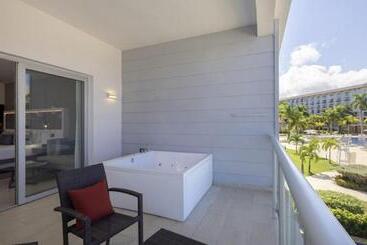 هتل Hideaway At Royalton Blue Waters, An Autograph Collection All Inclusive Resort   Adults Only