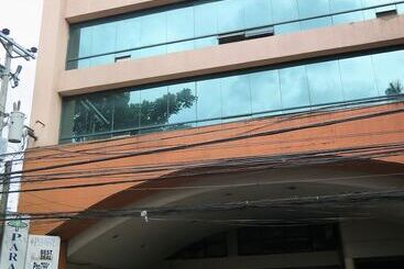 هتل Paragon Suites