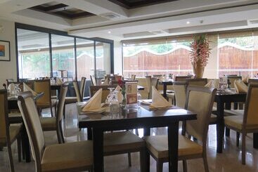 The Pinnacle Hotel And Suites