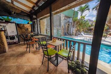 هتل Poshtel Arenal