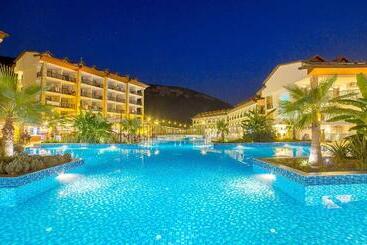 هتل Ramada Resort By Wyndham Akbuk  All Inclusive