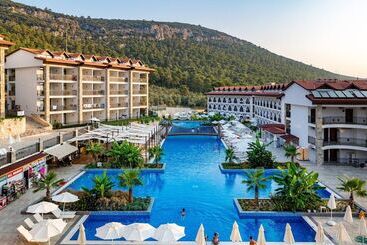 هتل Ramada Resort By Wyndham Akbuk All Inclusive