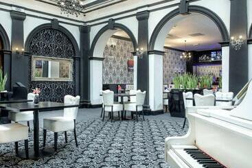 هتل The Richmond Apart