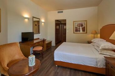 هتل Xenia Palace Portaria