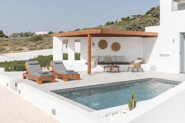 Seanfinity Beachfront Suites - Mikri Vigla
