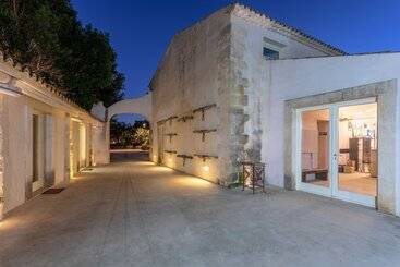هتل Borgo Di Luce I Monasteri Golf Resort & Spa