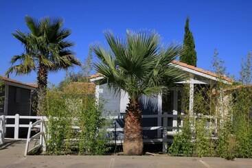 هتل Camping Hameau Des Cannisses