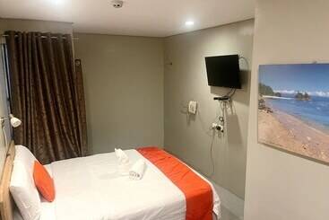هتل Cinfandel Suites