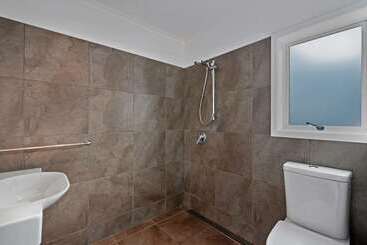 هتل Comfort Inn Westshore Beach
