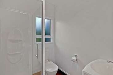 هتل Comfort Inn Westshore Beach