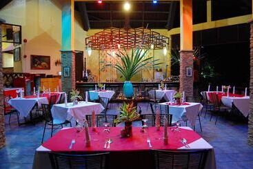 هتل Crystal Paradise Resort, Spa & Winery