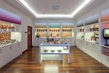 هتل Hampton By Hilton Warsaw Airport