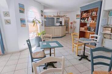 اقامتگاه Résidence L Oustal Des Mers