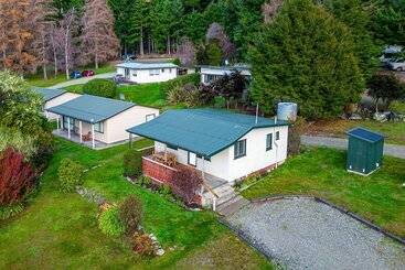 هتل The Camp   Lake Hawea