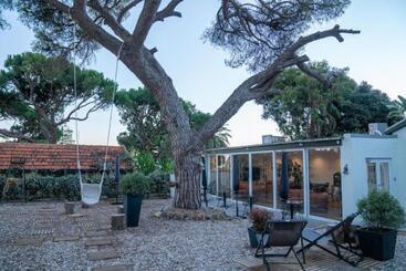 پانسیون A House In Estoril  Adults Only