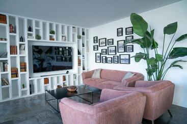 پانسیون A House In Estoril  Adults Only