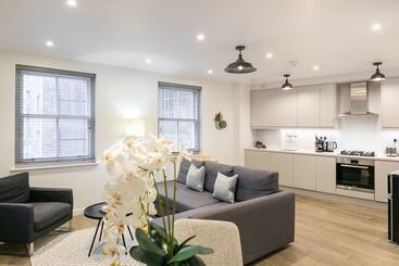 Urban Chic  Rathbone