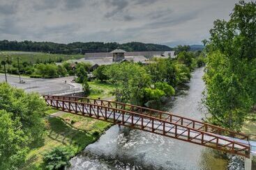 هتل Holiday Inn & Suites Pigeon Forge Convention Center, An Ihg