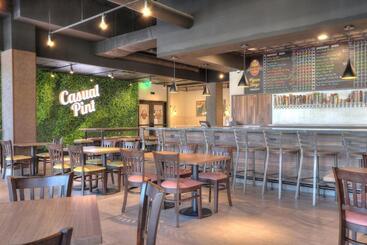 هتل Holiday Inn & Suites Pigeon Forge Convention Center, An Ihg