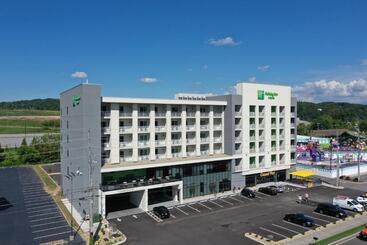 هتل Holiday Inn & Suites Pigeon Forge Convention Center, An Ihg