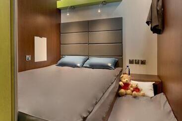 هتل Sleep  N Fly Sleep Lounge, South Node   Transit Only