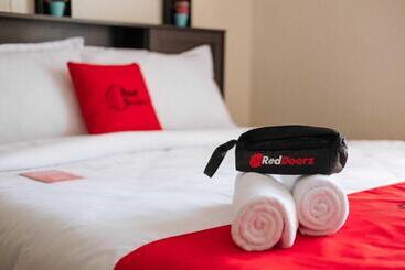 هتل Reddoorz @ Eros Travellers Pensione