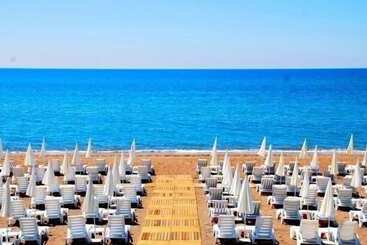 Grand Niki Hotel & Spa