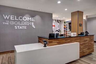 هتل Hampton Inn & Suites Ontario Rancho Cucamonga