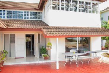 پانسیون The Whytehouse Villa