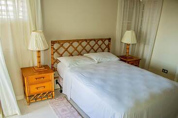 پانسیون The Whytehouse Villa