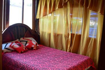 پانسیون Hostal Los Farolitos