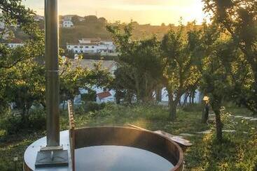 تختخواب و صبحانه The Far End Surf House   Breakfast Included Eco Surf Villa  5 Km From Beach