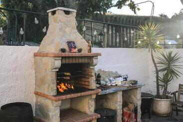 تختخواب و صبحانه The Far End Surf House   Breakfast Included Eco Surf Villa  5 Km From Beach