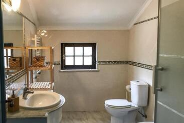 تختخواب و صبحانه The Far End Surf House   Breakfast Included Eco Surf Villa  5 Km From Beach
