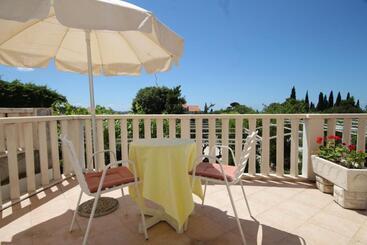 هتل Apartments And Rooms With Parking Space Mlini, Dubrovnik   8835